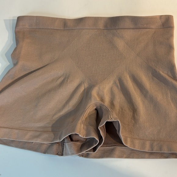 Skinnygirl Smoothers Shapers High Waist Seamless Biker Shorts Nude Tan L NEW - Picture 7 of 9